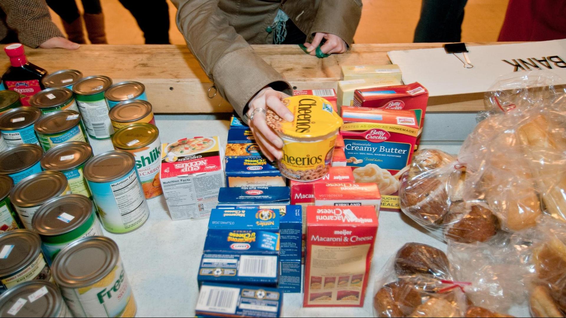 Eine Studentin greift nach eienr Packung Cornflakes bei der Essensausgabe der MSU-Studententafel an der Michigan State University in East Lansing Eine Studentin greift nach eienr Packung Cornflakes bei der Essensausgabe der MSU-Studententafel an der Michigan State University in East Lansing