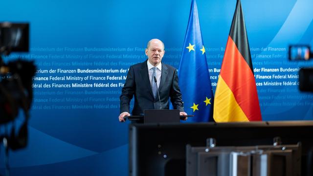 Olaf Scholz (SPD), Bundesfinanzminister, äußert sich vor den informellen Videokonferenzen der Eurogruppe sowie der EU-Wirtschafts- und Finanzminister im Bundesministerium der Finanzen.