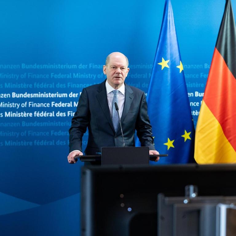 Olaf Scholz (SPD), Bundesfinanzminister, äußert sich vor den informellen Videokonferenzen der Eurogruppe sowie der EU-Wirtschafts- und Finanzminister im Bundesministerium der Finanzen.