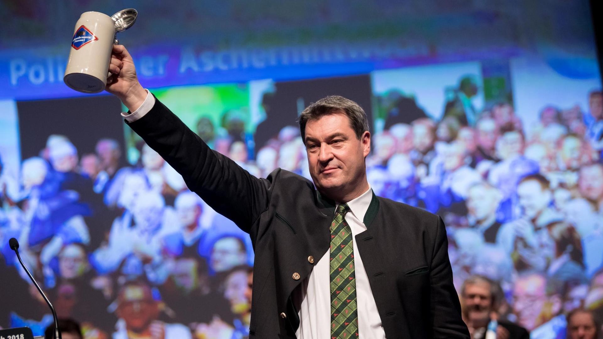 Markus Söder (CSU) hält nach seiner Rede einen Bierkrug in die Höhe. Markus Söder (CSU) hält nach seiner Rede einen Bierkrug in die Höhe.