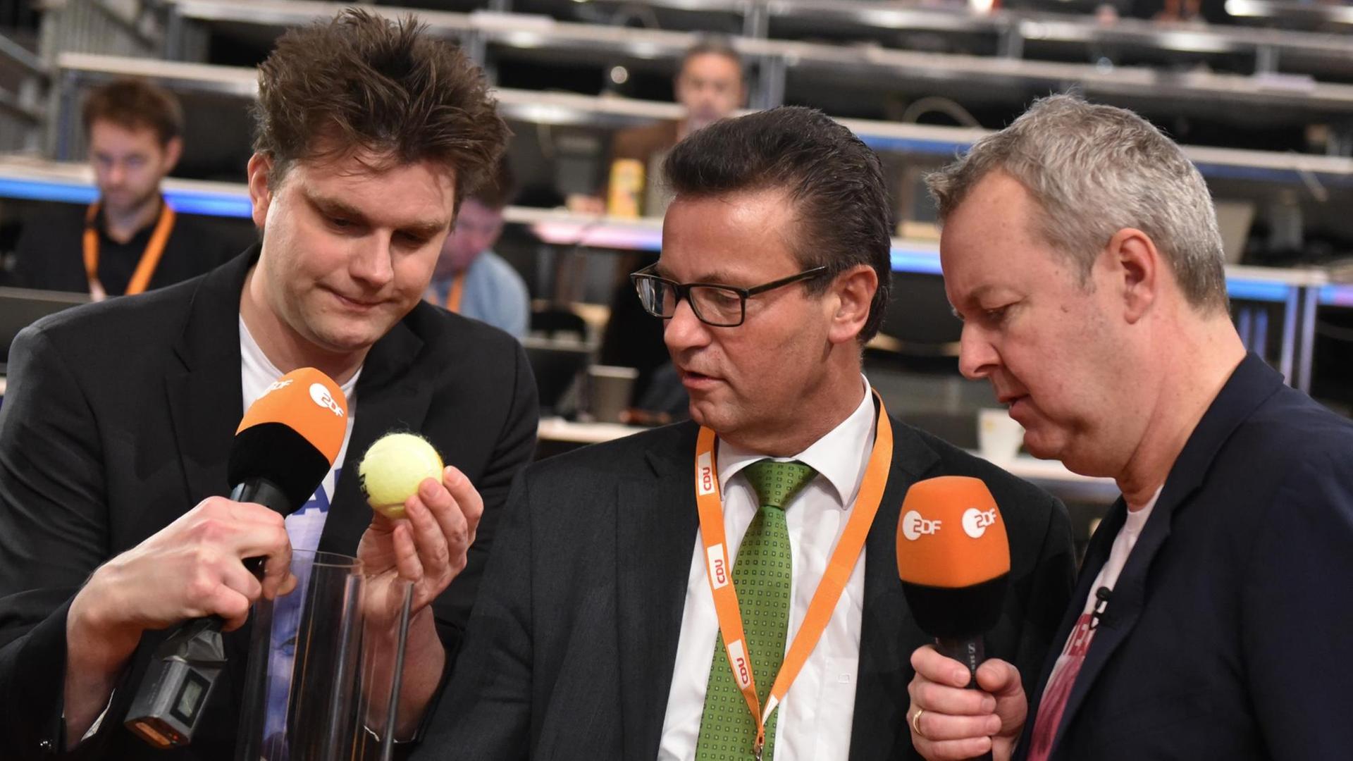 Carsten van Ryssen (r) und Lutz van der Horst, Reporter der ZDF-Satiresendung "heute show", sprechen am 15.12.2015 in Karlsruhe (Baden-Württemberg) beim Bundesparteitag der Christlich Demokratischen Union Deutschlands mit Peter Hauk, Vize-Fraktionsvorsitzender der baden-württembergischen CDU. Carsten van Ryssen (r) und Lutz van der Horst, Reporter der ZDF-Satiresendung "heute show", sprechen am 15.12.2015 in Karlsruhe (Baden-Württemberg) beim Bundesparteitag der Christlich Demokratischen Union Deutschlands mit Peter Hauk, Vize-Fraktionsvorsitzender der baden-württembergischen CDU.