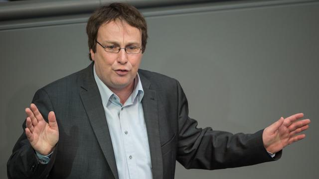 Oliver Krischer (Bündnis 90/Die Grünen) spricht am 26.02.2015 im Bundestag in Berlin im Rahmen der Debatte um die Maut auf deutschen Fernstraßen.