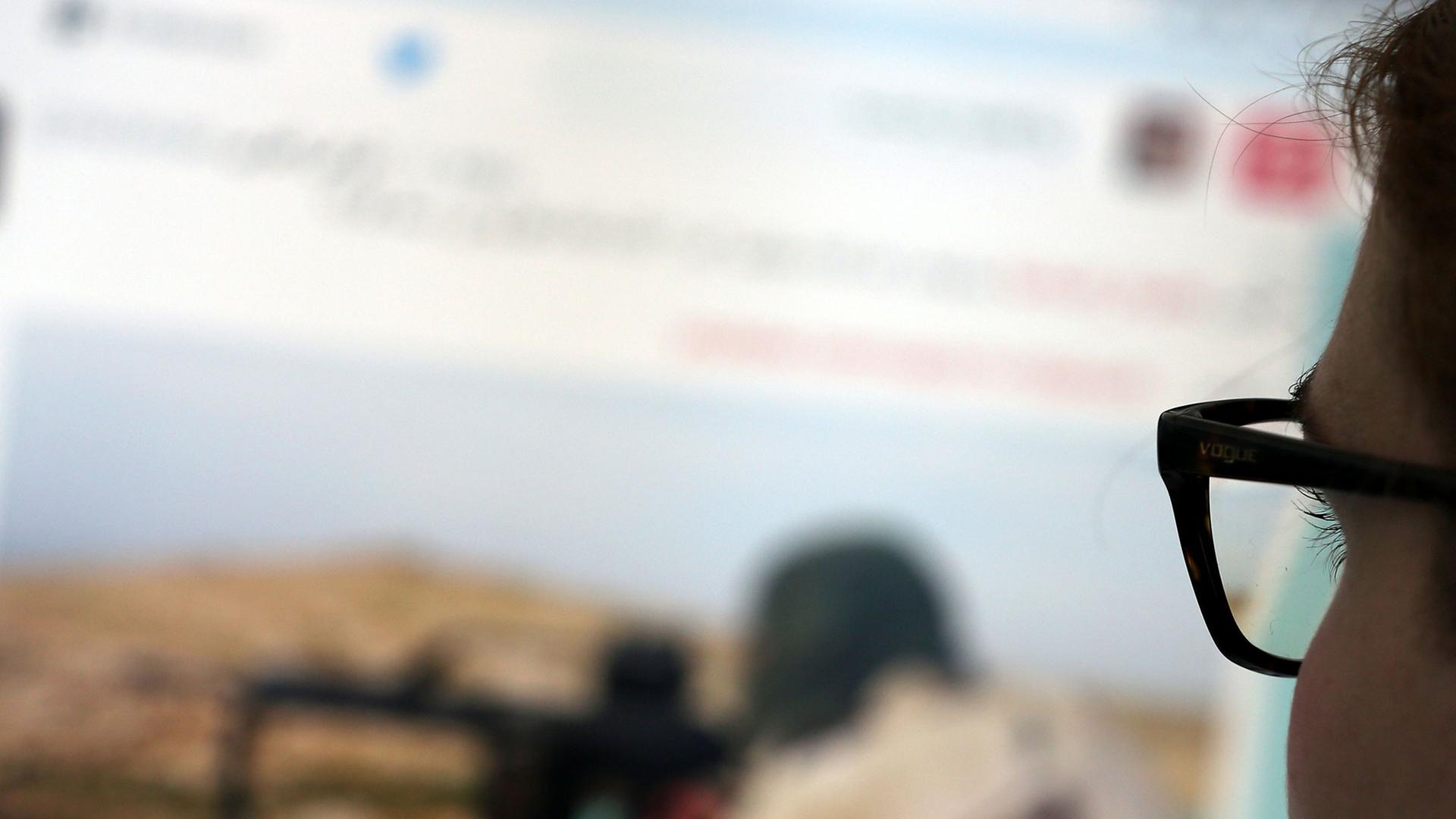 Eine Frau schaut auf eine Website mit Propaganda des IS. Eine Frau schaut auf eine Website mit Propaganda des IS.