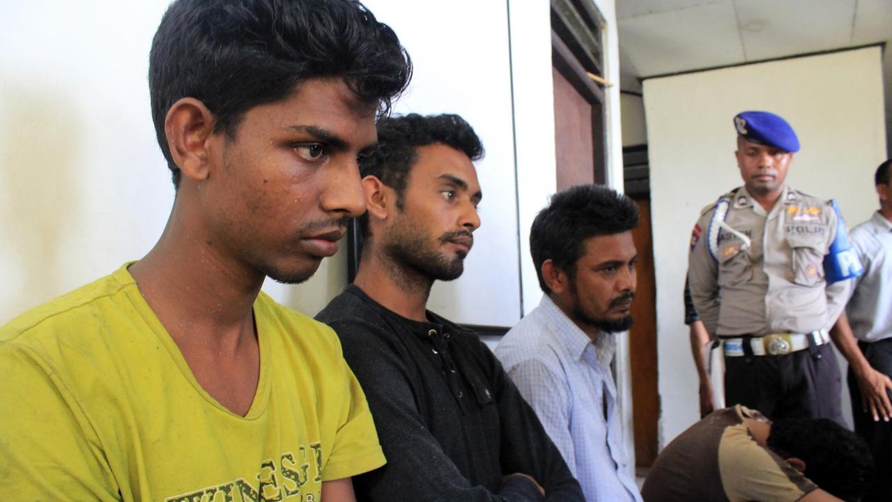 Das Bild zeigt Flüchtlinge aus Bangladesch, die wegen des Übertritts in australische Gewässer von Grenzpatrouillen inhaftiert wurden, in einer Polizeistation in Kupang, Indonesien Das Bild zeigt Flüchtlinge aus Bangladesch, die wegen des Übertritts in australische Gewässer von Grenzpatrouillen inhaftiert wurden, in einer Polizeistation in Kupang, Indonesien