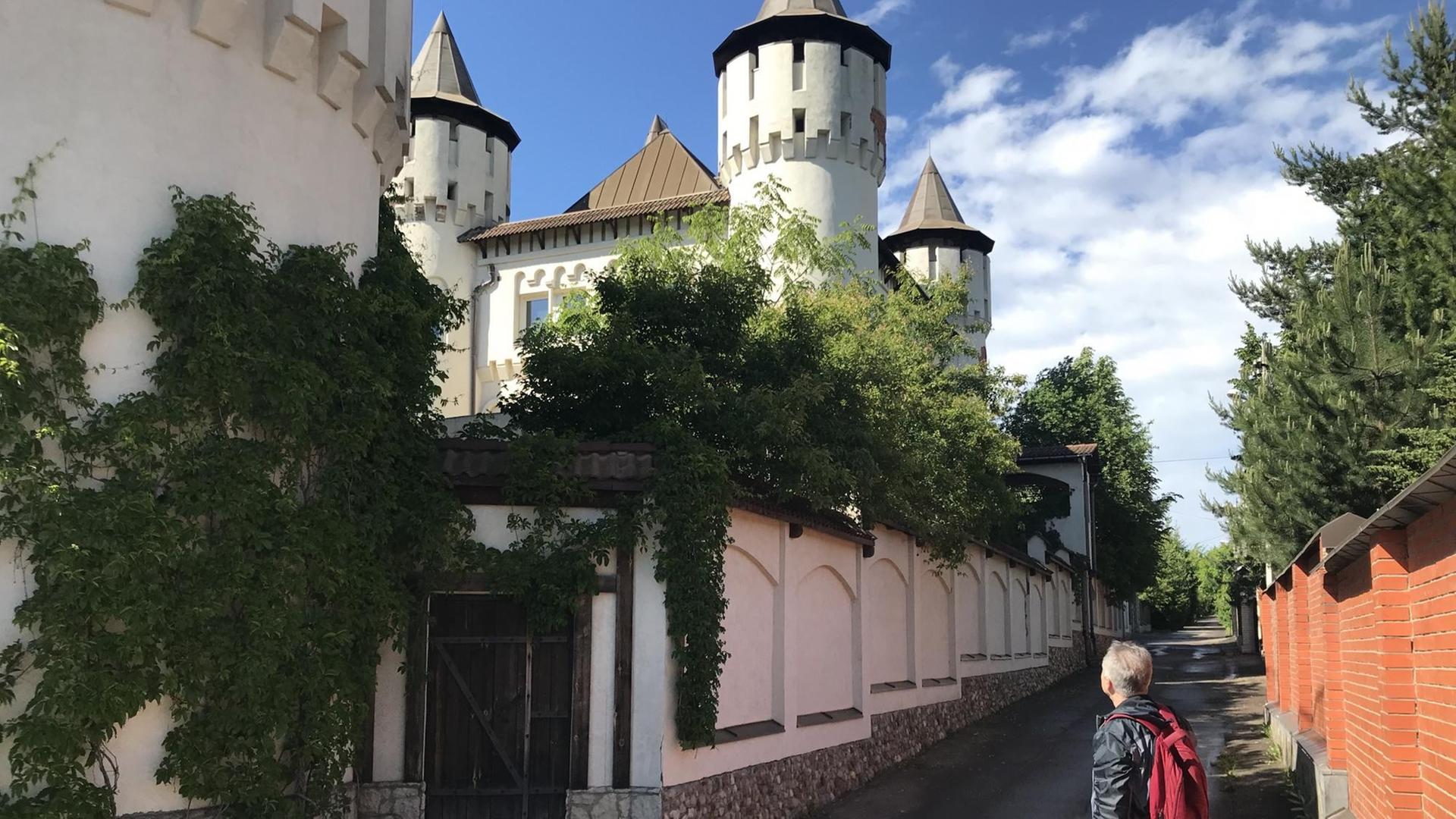 In den chaotischen 90er-Jahren baute in Russland jeder, wie er lustig war. Aus dieser Zeit stammt etwa diese schlossartige Datscha in Aleksanders Nachbarschaft In den chaotischen 90er-Jahren baute in Russland jeder, wie er lustig war. Aus dieser Zeit stammt etwa diese schlossartige Datscha in Aleksanders Nachbarschaft