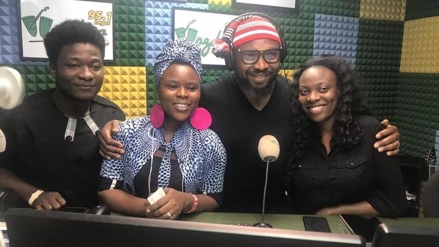 Die Redaktion des Radiosenders Wazobia FM in Lagos, zwei Männer und zwei Frauen im Sendestudio vor einem Mikro. Der Mann mit der Mütze ist Steve Onu alias Yaw, Moderator bei Wazobia FM