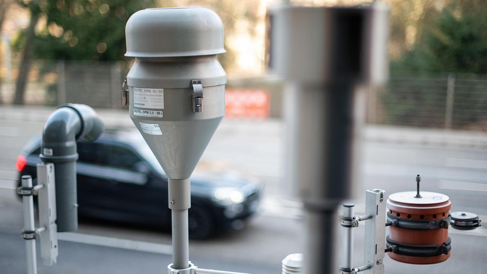Ein Passivsammler für Stickstoffdioxid (von links nach rechts), ein Einlass für Feinstaubproben, ein Einlass für einen automatischen Staubanalysator und ein Passivsammler für Ammoniak stehen auf der Luftmessstelle "Stuttgart am Neckartor". Ein Passivsammler für Stickstoffdioxid (von links nach rechts), ein Einlass für Feinstaubproben, ein Einlass für einen automatischen Staubanalysator und ein Passivsammler für Ammoniak stehen auf der Luftmessstelle "Stuttgart am Neckartor".