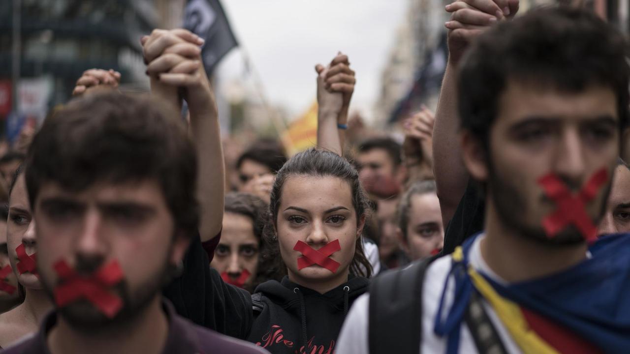 Befürworter des katalanischen Unabhängigkeitsreferendums demonstrieren am 02.10.2017 in Barcelona (Spanien). Die katalanische Regionalregierung hatte die Polizeigewalt während des Unabhängigkeitsreferendum in Katalonien verurteilt und nach einer Kabinettssitzung zur Beratung des weiteren Vorgehens der Regionalregierung den Abzug aller staatlicher Polizeieinheiten aus Katalonien gefordert. Befürworter des katalanischen Unabhängigkeitsreferendums demonstrieren am 02.10.2017 in Barcelona (Spanien). Die katalanische Regionalregierung hatte die Polizeigewalt während des Unabhängigkeitsreferendum in Katalonien verurteilt und nach einer Kabinettssitzung zur Beratung des weiteren Vorgehens der Regionalregierung den Abzug aller staatlicher Polizeieinheiten aus Katalonien gefordert.