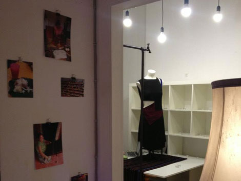 Im Atelier der Schwestern etnstehen schöne, faire Kleider. Im Atelier der Schwestern etnstehen schöne, faire Kleider.