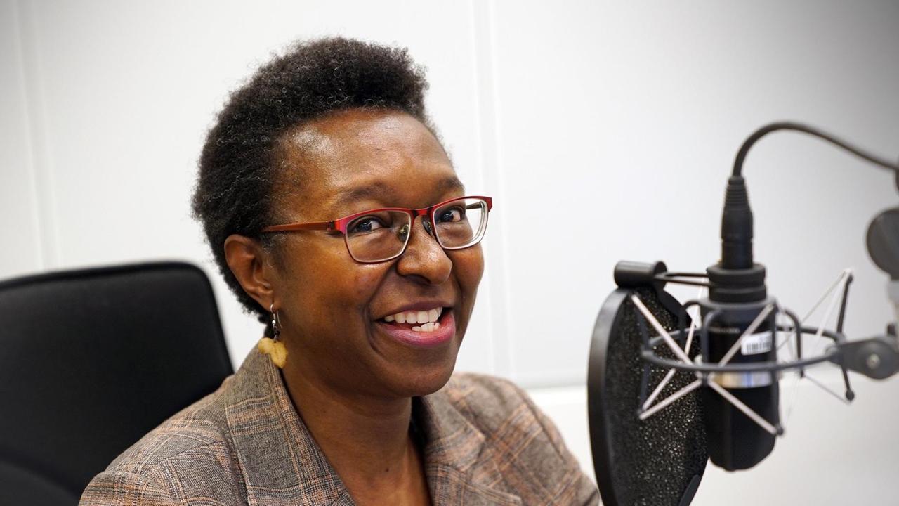 Gastmoderatorin Veye Tatah am Donnerstag (29.11.2018) im Studio des Deutschlandradios während der Aufzeichnung der Sendung "Campus & Karriere". Gastmoderatorin Veye Tatah am Donnerstag (29.11.2018) im Studio des Deutschlandradios während der Aufzeichnung der Sendung "Campus & Karriere".