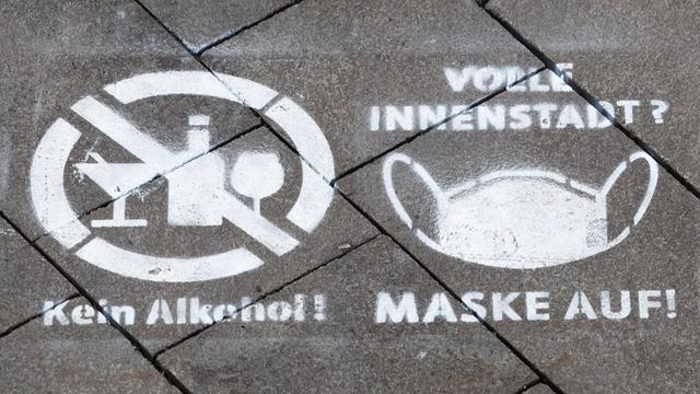 Piktogramme zu Maskenpflicht und Alkoholverbot in der Innenstadt Erfurt