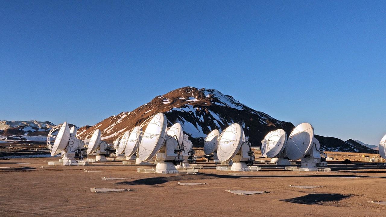 Die ALMA-Teleskopschüsseln in der Atacama-Wüste