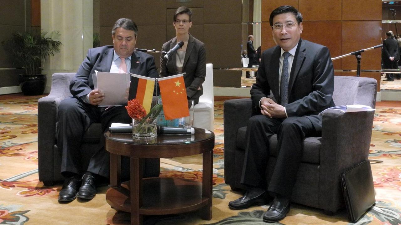 Wirtschaftsminister Sigmar Gabriel (l, SPD) trifft den chinesischen Minister für Industrie und Informationstechnologie (MIIT), Miao Wei, am 14.07.2015 in Peking. 