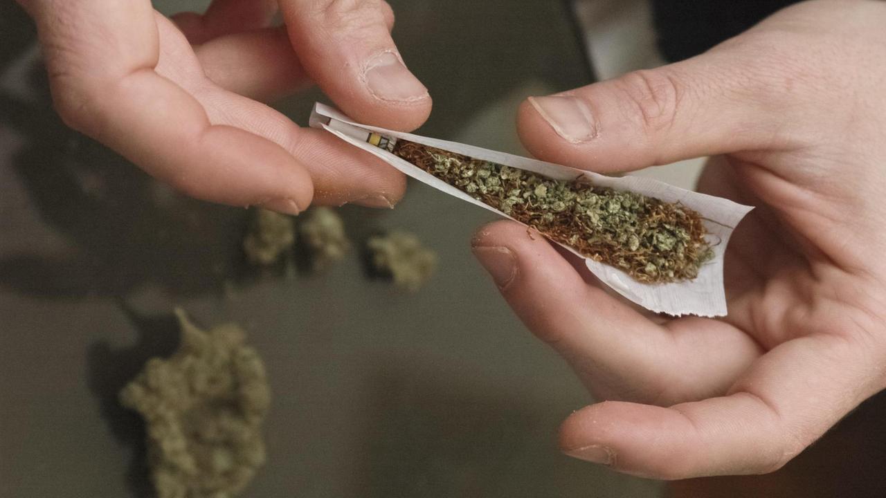 Ein Mann dreht sich einen Joint. Ein Mann dreht sich einen Joint.