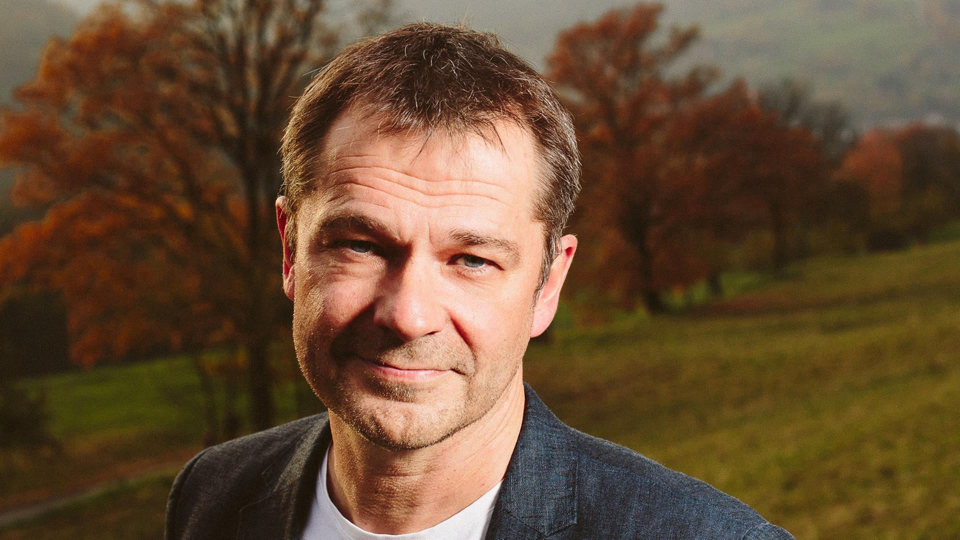 Der Kabarettist und Hüsch-Biograf Martin Buchholz vor einer Herbstlandschaft Der Kabarettist und Hüsch-Biograf Martin Buchholz vor einer Herbstlandschaft
