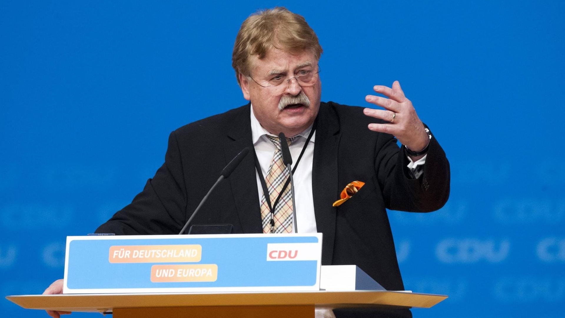 Der CDU-Europaabgeordnete Elmar Brok spricht beim CDU-Parteitag.