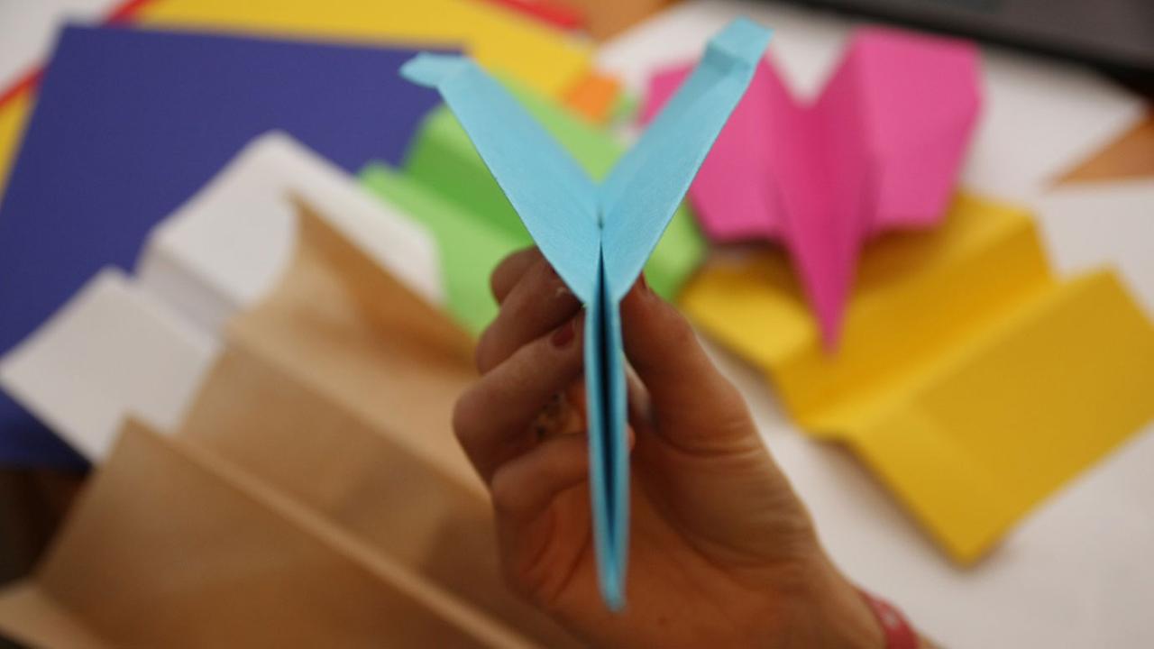 Papierflieger mit einer Y-Flügelstellung Papierflieger mit einer Y-Flügelstellung