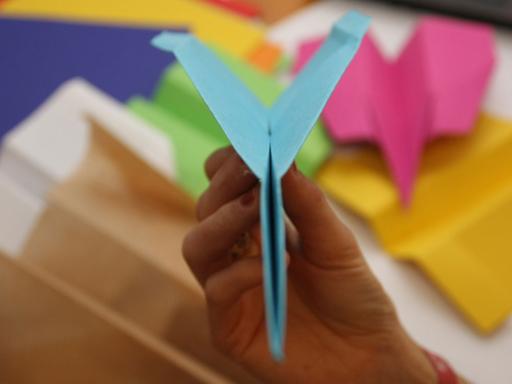 Papierflieger mit einer Y-Flügelstellung