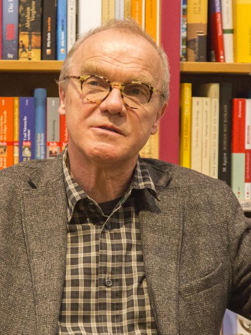 Der Autor Michael Köhlmeier bei einer Lesung in Bielefeld.