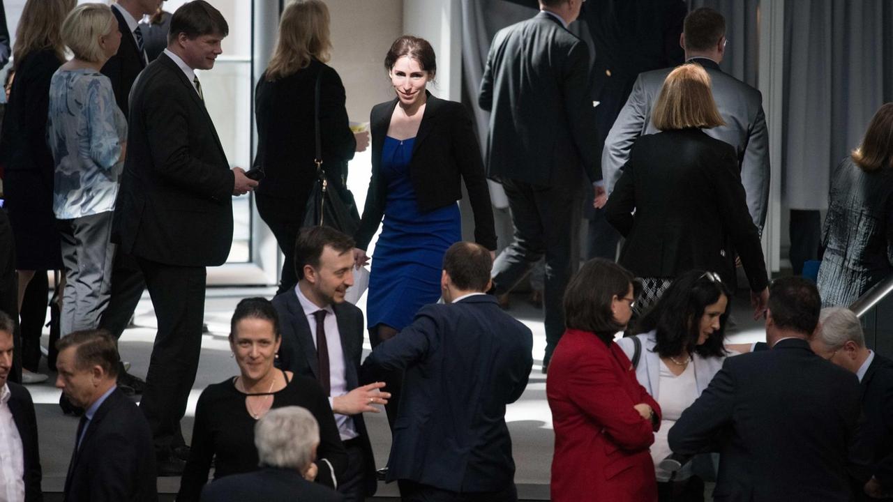 Harder-Kühnel steht im blauen Kleid und schwazem Jackett inmitten zahlreicher Abgeordneter. Sie sticht heraus, weil ihr Gesicht von der Sonne angestrahlt wird. Harder-Kühnel steht im blauen Kleid und schwazem Jackett inmitten zahlreicher Abgeordneter. Sie sticht heraus, weil ihr Gesicht von der Sonne angestrahlt wird.