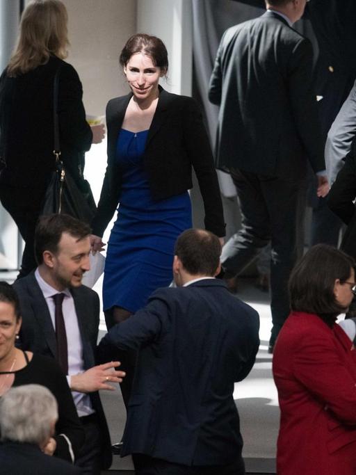 Harder-Kühnel steht im blauen Kleid und schwazem Jackett inmitten zahlreicher Abgeordneter. Sie sticht heraus, weil ihr Gesicht von der Sonne angestrahlt wird.