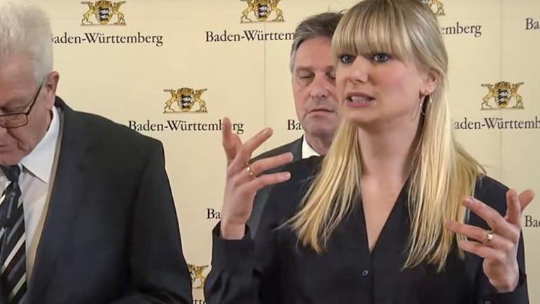 Eine Gebärdendolmetscherin übersetz Winfried Kretschmann in Gebärdensprache. Eine Gebärdendolmetscherin übersetz Winfried Kretschmann in Gebärdensprache.