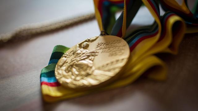 Die Olympia-Goldmedaille die ehemaligen deutschen Leichtathletin Bärbel Wöckel, die sie 1980 über 200 Meter gewann, fotografiert in Breitenbrunn im Odenwald (Hessen) am 11.03.2015 ihrem Haus.