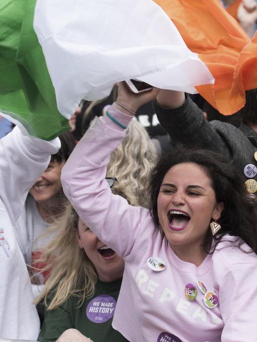 In Irland feiern Frauen, weil die strengen Abtreibungs-Gesetze geändert werden sollen.
