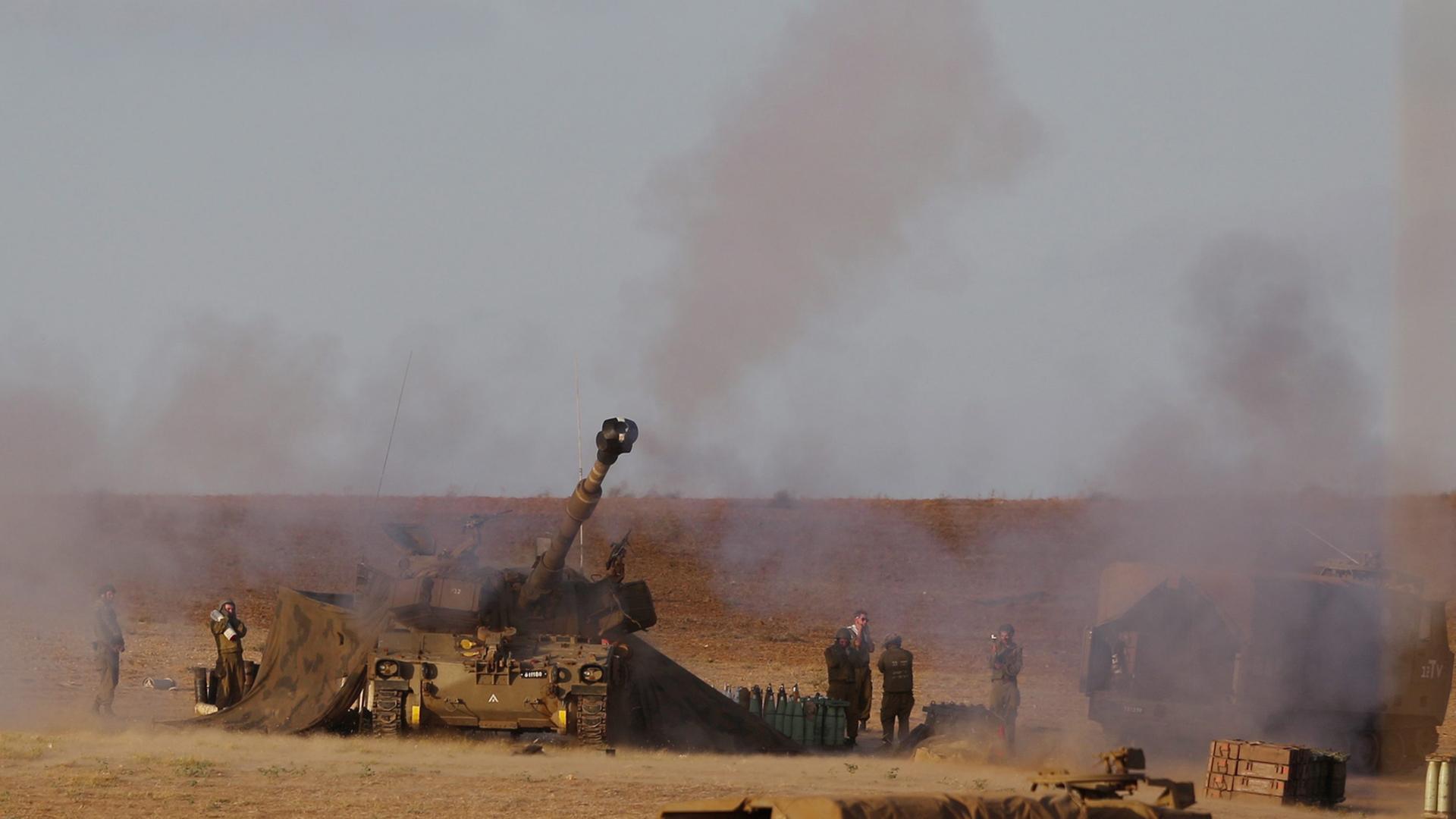 Schweres Kriegsgerät an der Grenze zu Gaza. Schweres Kriegsgerät an der Grenze zu Gaza.