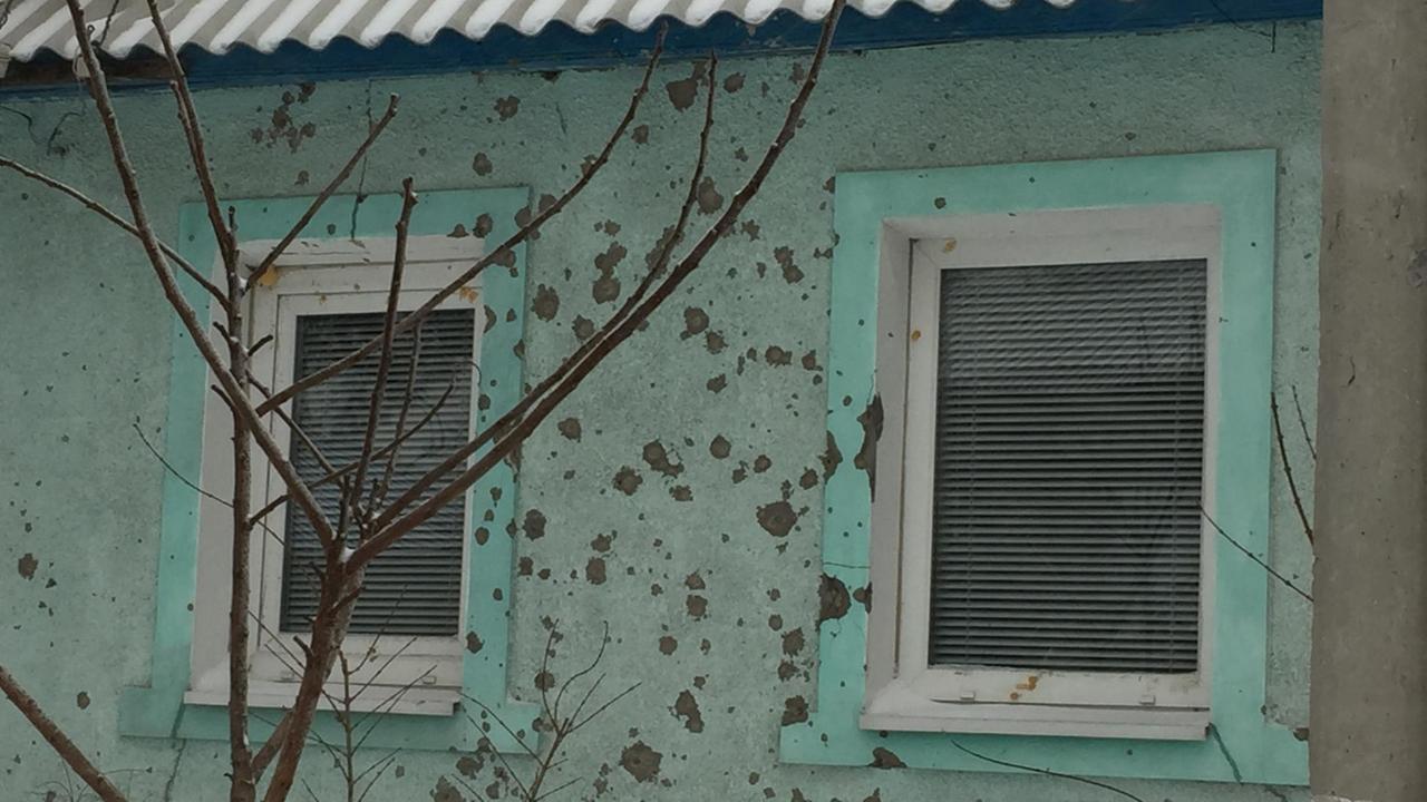 Ein beschossenes Wohnhaus in Stanzija Luganskaja