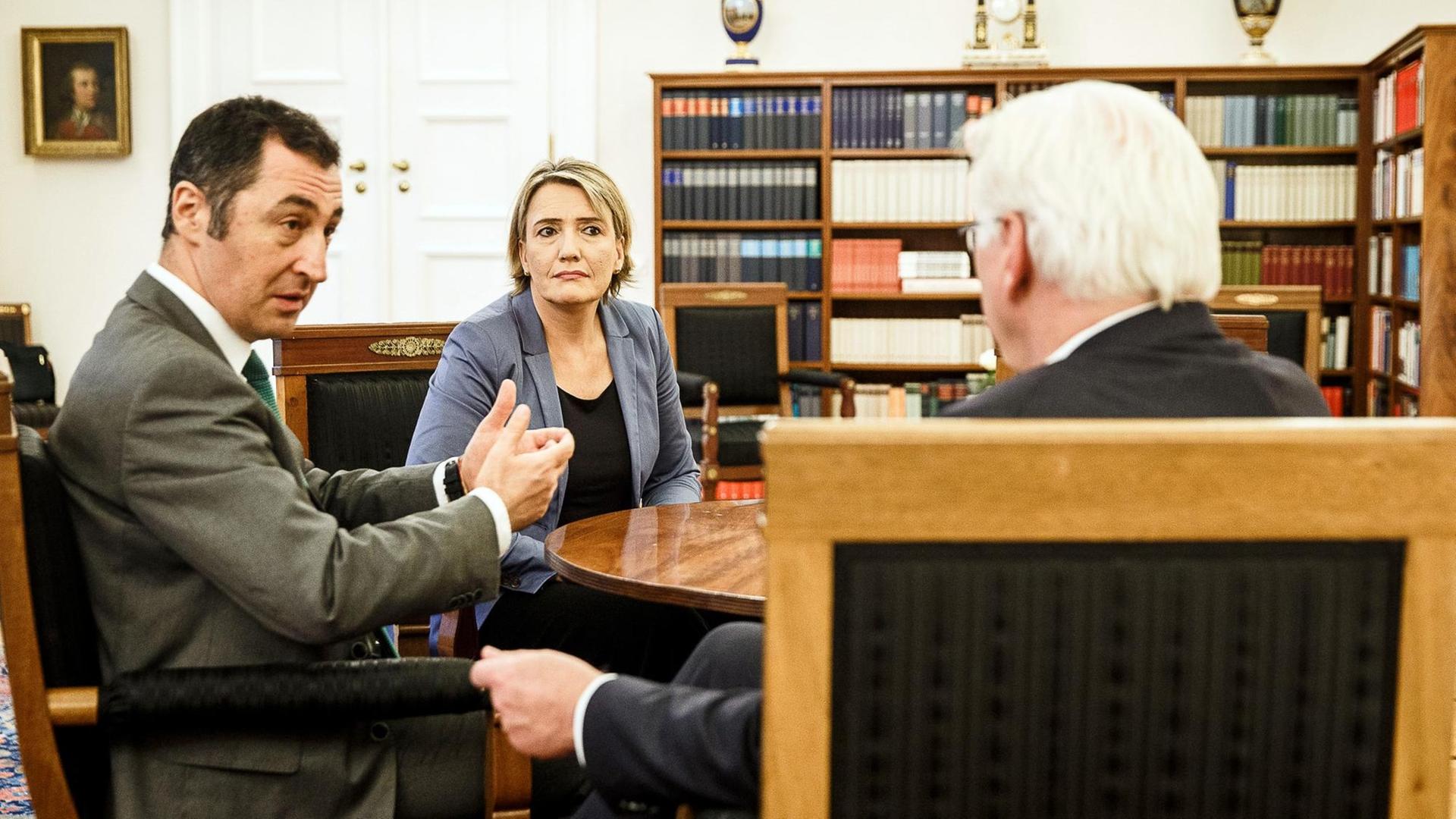 Bundespräsident Frank-Walter Steinmeier (r) unterhält sich mit den Parteivorsitzenden von Bündnis 90/Die Grünen, Cem Özdemir und Simone Peter (M). Bundespräsident Frank-Walter Steinmeier (r) unterhält sich mit den Parteivorsitzenden von Bündnis 90/Die Grünen, Cem Özdemir und Simone Peter (M).