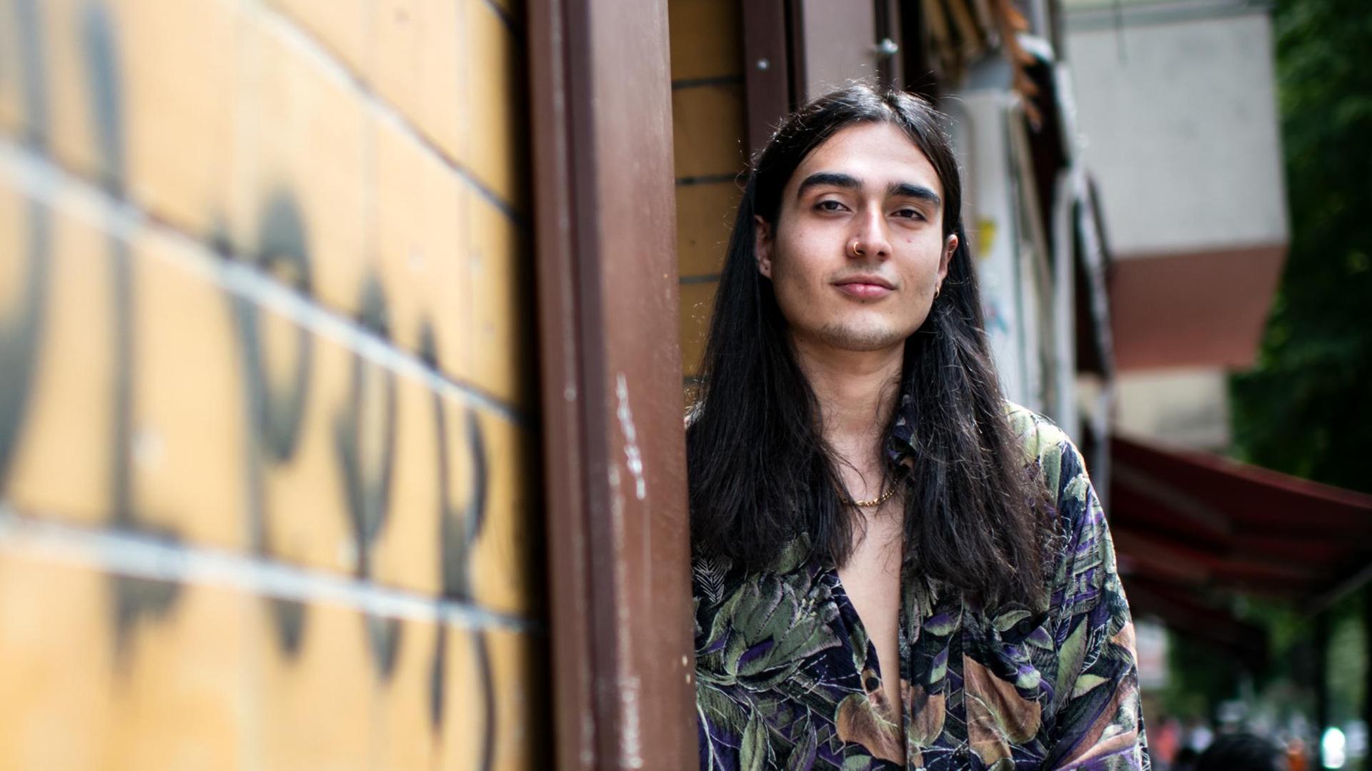 Daniel Heitzler steht in seiner Wahlheimat Berlin-Neukölln vor einer Kneipe. Der 22jährige Student ist für den Ingeborg-Bachmann-Preis nominiert. Daniel Heitzler steht in seiner Wahlheimat Berlin-Neukölln vor einer Kneipe. Der 22jährige Student ist für den Ingeborg-Bachmann-Preis nominiert.