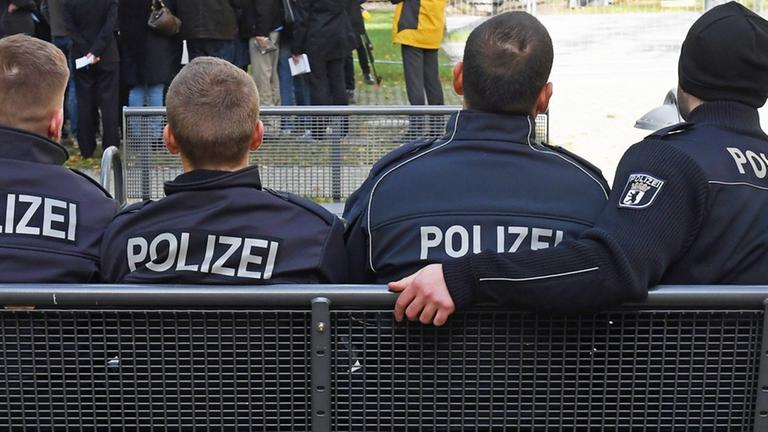 Polizeischüler in Berlin in der Berliner Polizeiakademie auf einer Bank vor einem Ausbildungsgebäude Polizeischüler in Berlin in der Berliner Polizeiakademie auf einer Bank vor einem Ausbildungsgebäude