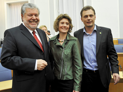 Der rheinland-pfälzische Ministerpräsident Kurt Beck (l) und die Spitzenkandidaten der rheinland-pfälzischen Grünen, Eveline Lemke (M) und Daniel Köbler (r)
