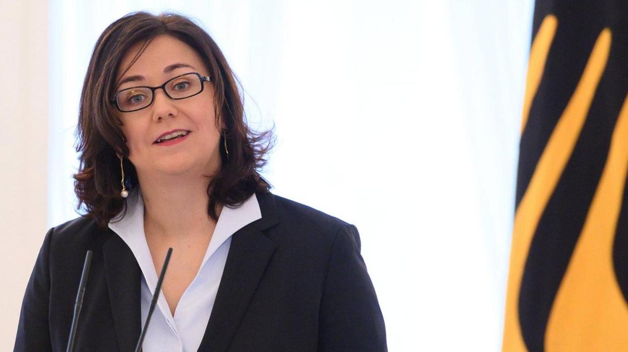 Maria Wersig, Juraprofessorin an der FH Dortmund und Vorsitzende des Deutschen Juristinnenbundes, hält anlässlich von 100 Jahre Frauenwahlrecht (2019) eine Rede. Maria Wersig, Juraprofessorin an der FH Dortmund und Vorsitzende des Deutschen Juristinnenbundes, hält anlässlich von 100 Jahre Frauenwahlrecht (2019) eine Rede.