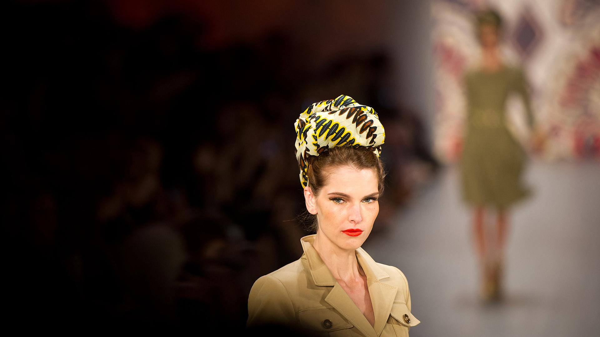 Ein Model präsentiert eine Kreation mit Turban für Frühjahr/Sommer 2015 der österreichischen Modedesignerin Lena Hoschek auf der Mercedes-Benz Fashion Week am 08.07.2014 in Berlin. Ein Model präsentiert eine Kreation mit Turban für Frühjahr/Sommer 2015 der österreichischen Modedesignerin Lena Hoschek auf der Mercedes-Benz Fashion Week am 08.07.2014 in Berlin.