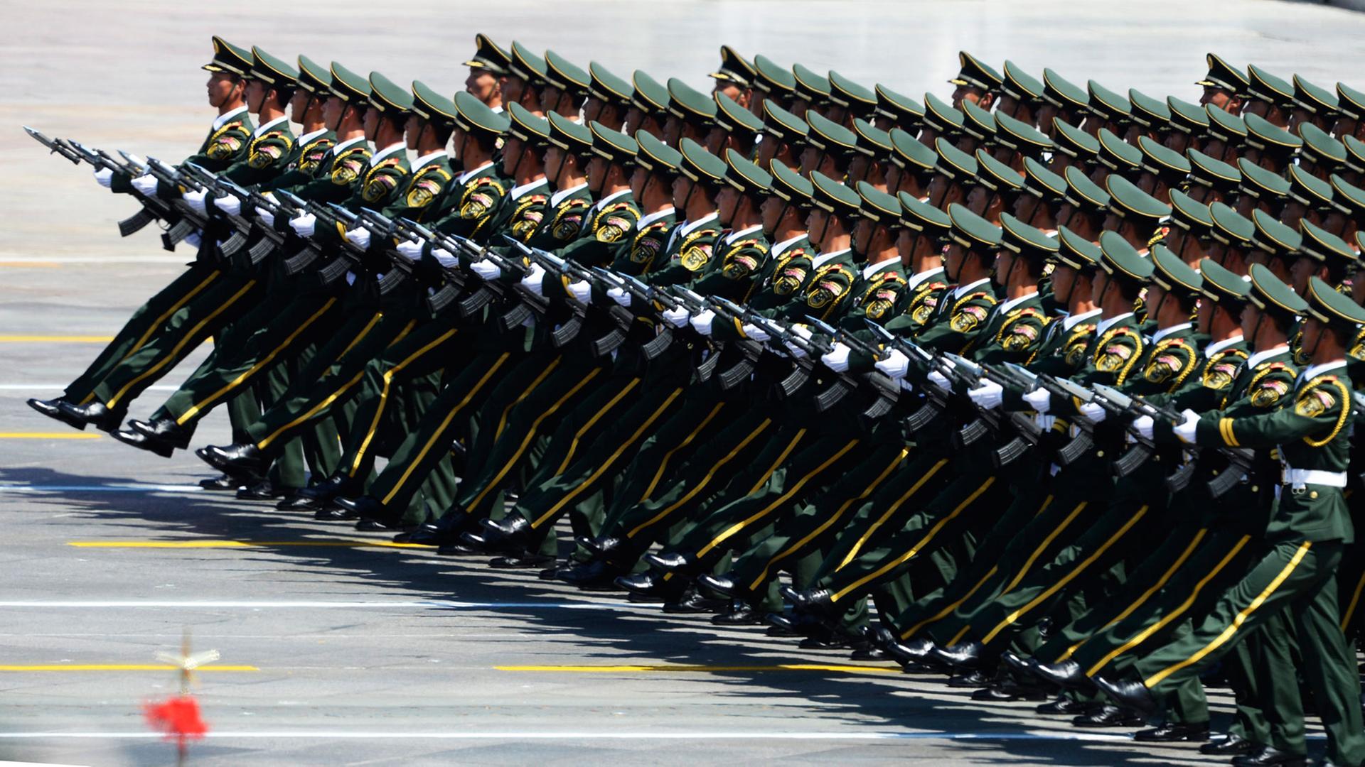 Chinesische Soldaten marschieren bei einer Militärparade. Chinesische Soldaten marschieren bei einer Militärparade.