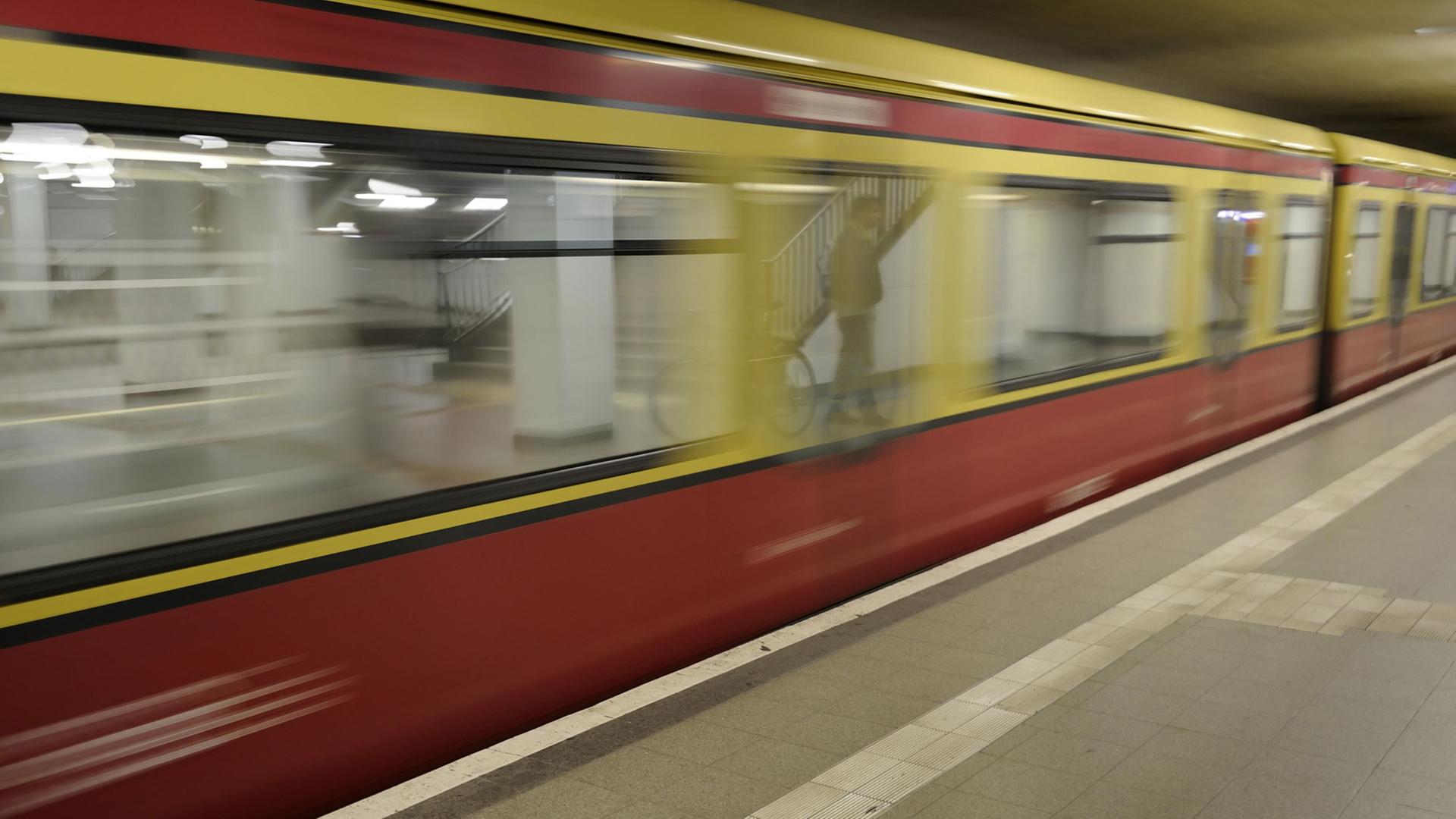 Berliner S-Bahn fährt auf dem Bahnhof Potsdamer Platz ein. Berliner S-Bahn fährt auf dem Bahnhof Potsdamer Platz ein.