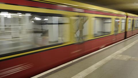 Berliner S-Bahn fährt auf dem Bahnhof Potsdamer Platz ein.