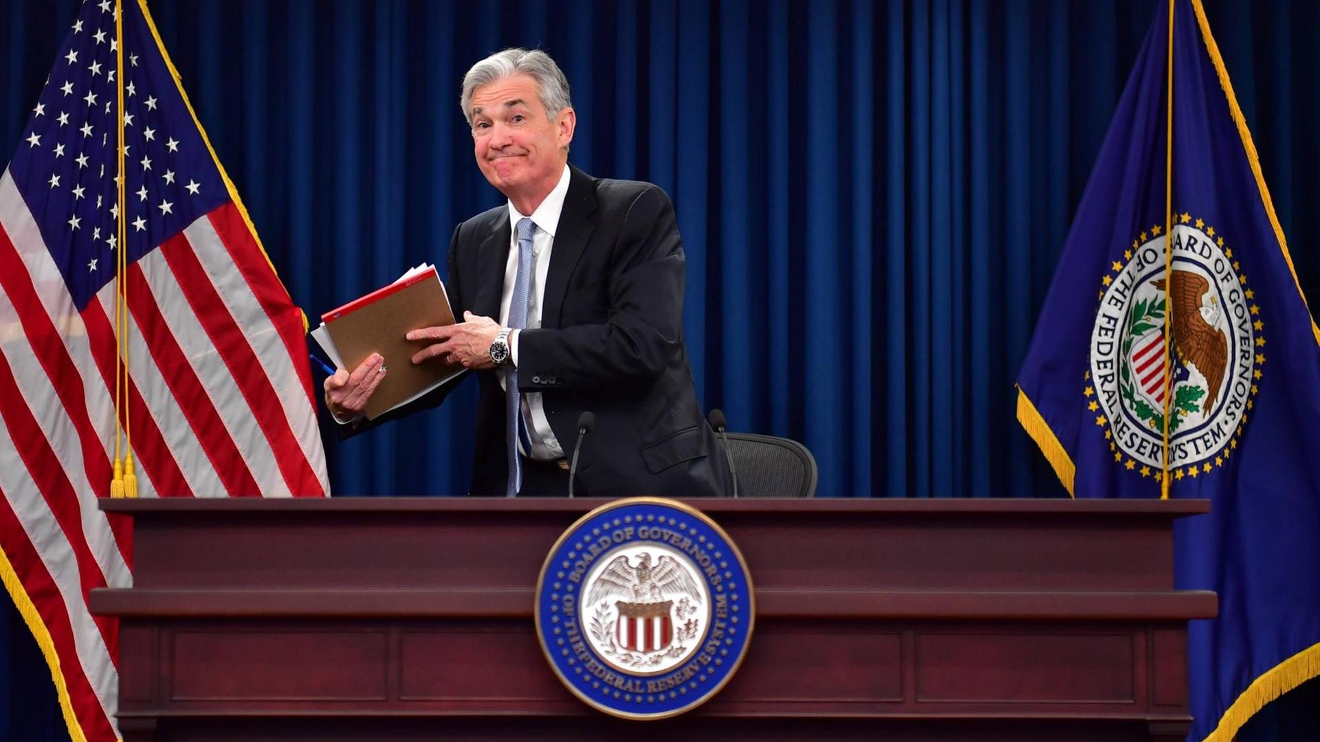 Der Chef der US-Notenbank, Jerome Powell, verlässt eine Pressekonferenz nach der Sitzung des Offenmarktausschusses der Fed in Washington, D.C. Der Chef der US-Notenbank, Jerome Powell, verlässt eine Pressekonferenz nach der Sitzung des Offenmarktausschusses der Fed in Washington, D.C.