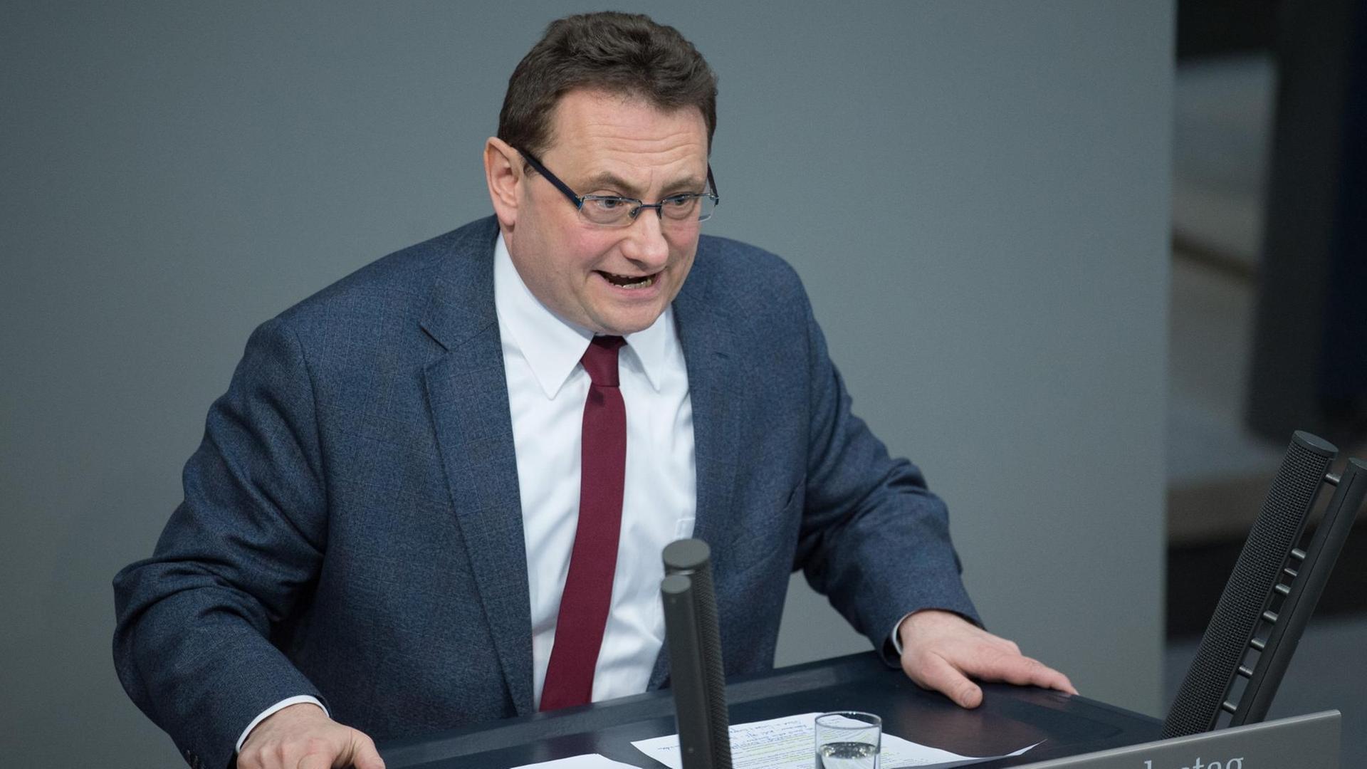 Ulrich Lange (CSU) spricht während einer Bundestagssitzung im Reichstag in Berlin. Ulrich Lange (CSU) spricht während einer Bundestagssitzung im Reichstag in Berlin.