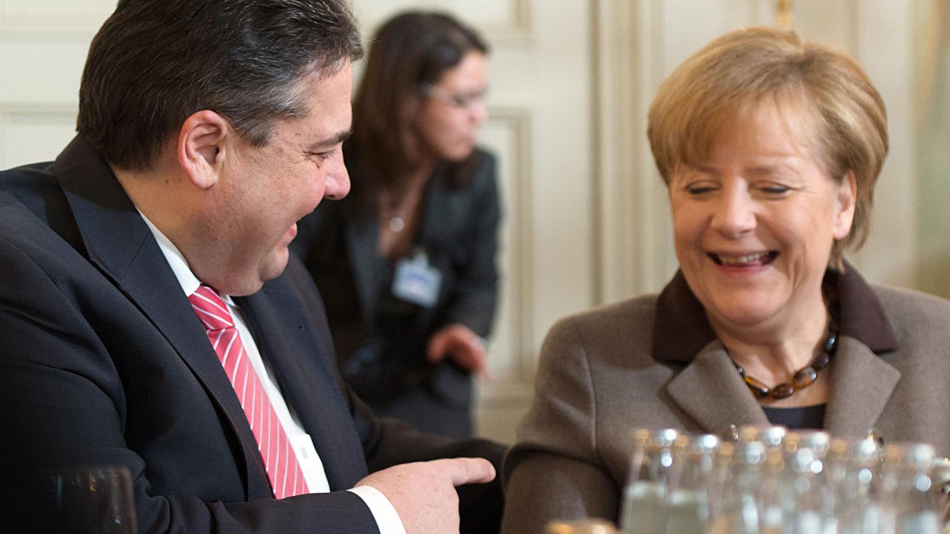 Bundeswirtschaftsminister Sigmar Gabriel (SPD) und Bundeskanzlerin Angela Merkel (CDU) lachen während einer Unterhaltung in Meseberg (Brandenburg) bei der Klausurtagung des Bundeskabinetts. Bundeswirtschaftsminister Sigmar Gabriel (SPD) und Bundeskanzlerin Angela Merkel (CDU) lachen während einer Unterhaltung in Meseberg (Brandenburg) bei der Klausurtagung des Bundeskabinetts.