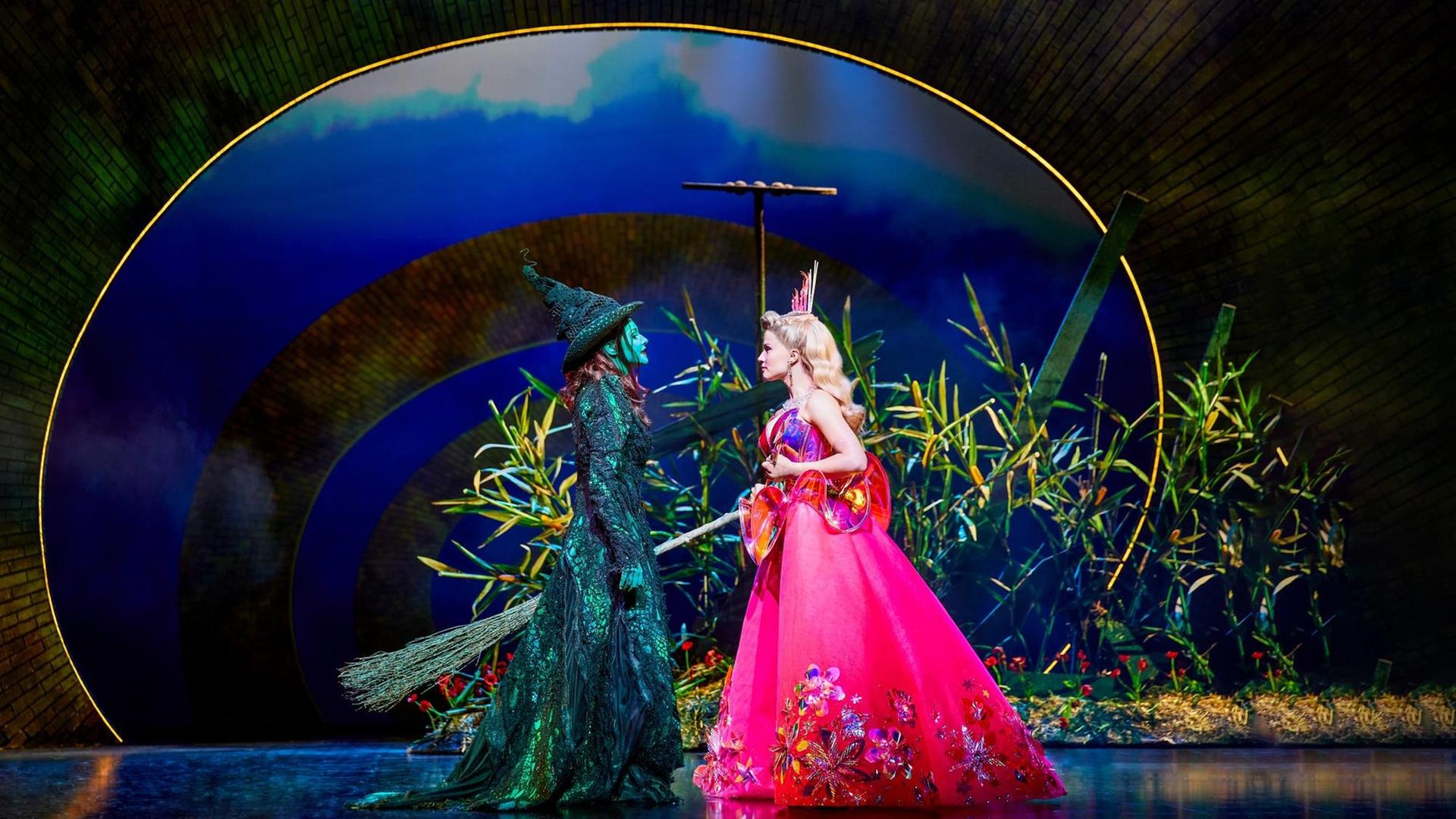 Zwei Darstellerinnen streiten in der Rolle von Hexen auf der Musical-Bühne. Zwei Darstellerinnen streiten in der Rolle von Hexen auf der Musical-Bühne.