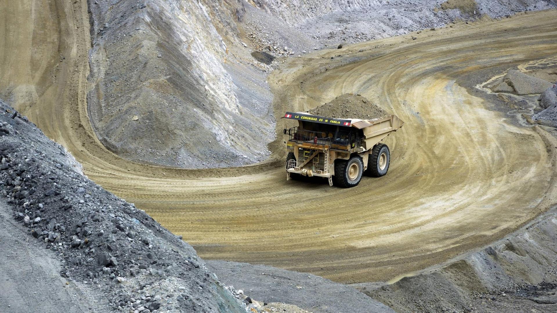 Yanacocha-Goldmine in Peru: LKW fährt durch einen Gold-Bergbau Yanacocha-Goldmine in Peru: LKW fährt durch einen Gold-Bergbau