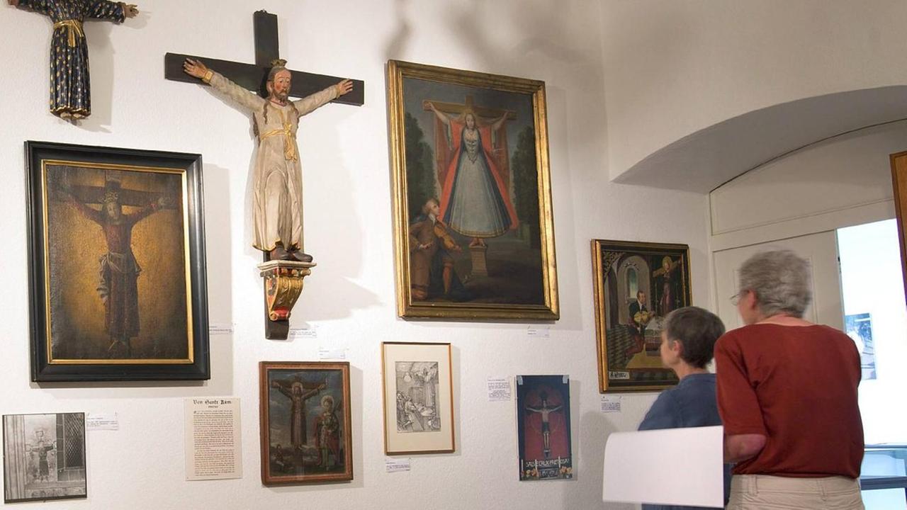 Darstellungen der Heiligen Kümmernis in der Religionskundlichen Ausstellung der Uni Marburg, aufgenommen am 25.07.2012.