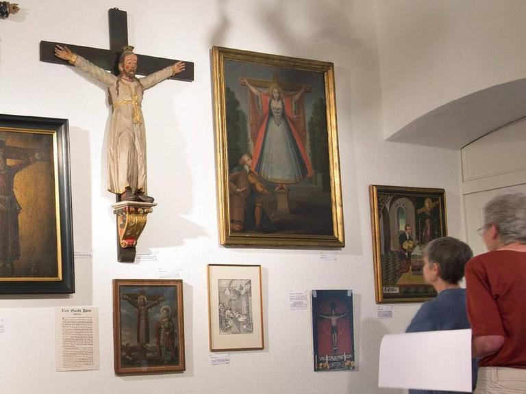 Darstellungen der Heiligen Kümmernis in der Religionskundlichen Ausstellung der Uni Marburg, aufgenommen am 25.07.2012.