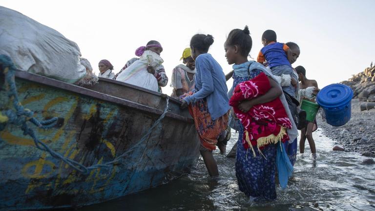 Flüchtlinge aus der äthiopischen Region Tigray kommen am Ufer des Flusses Tekeze-Setit auf sudanesischer Seite an.