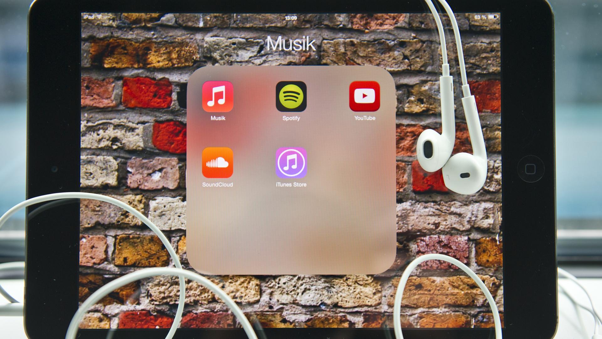 Spotify, YouTube, iTunes: Verschiedene Musik-Apps sind auf einem iPad zu sehen. Spotify, YouTube, iTunes: Verschiedene Musik-Apps sind auf einem iPad zu sehen.