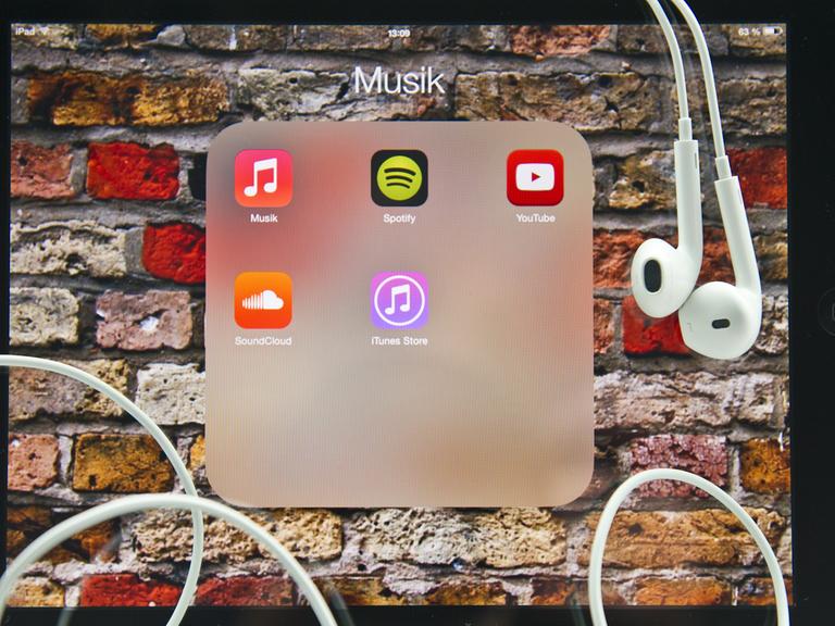 Spotify, YouTube, iTunes: Verschiedene Musik-Apps sind auf einem iPad zu sehen.