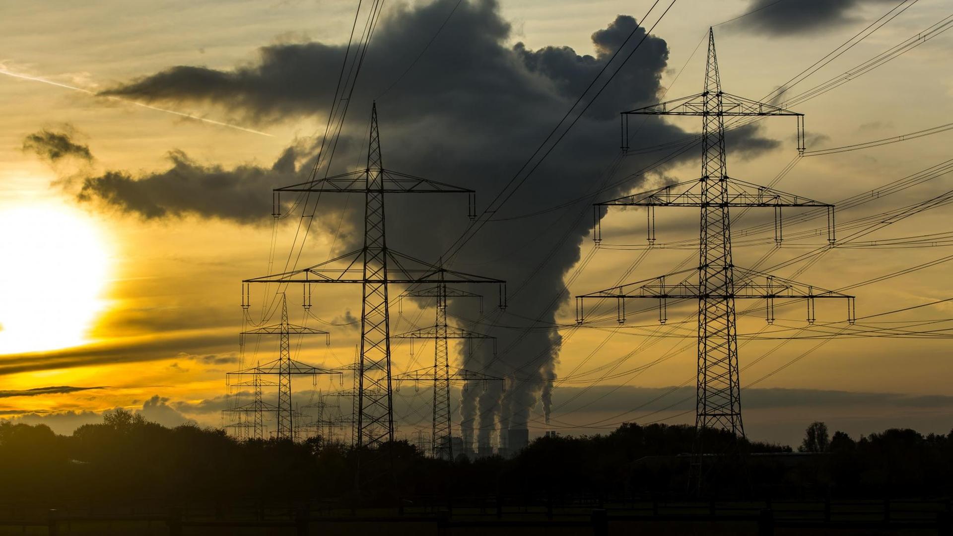 Das Foto zeigt ein Kraftwerk für Braun-Kohle im Rhein-Land. Das Foto zeigt ein Kraftwerk für Braun-Kohle im Rhein-Land.
